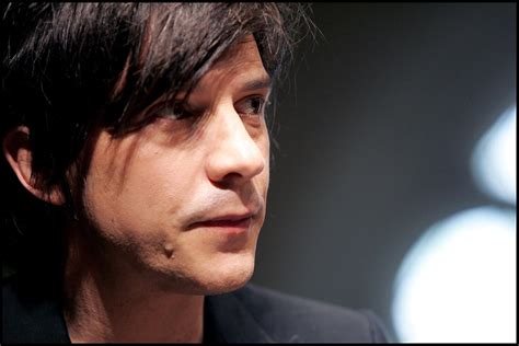  Nicola Sirkis Kiekuilee Helsingissä:  Ranskalaisen Indie-Ikonin Villi Keikka ja Yökerhojen Jäljet!